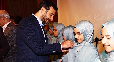 15 kız hafız, taçlarını taktı