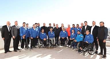 Başkan Böcek Tekerlekli Basketbol Takımı ile buluştu