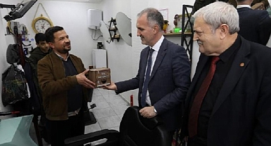İnegöl Belediyesi Tüm Berberlere Atık Jilet Kutusu Dağıtıyor