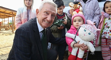 Kırsaldaki çocukların yüzü oyuncakla güldü