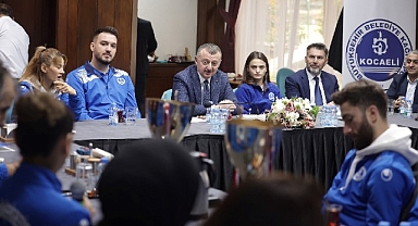 Kocaeli Büyükşehir Belediye Başkanı Tahir Büyükakın, Kağıtspor'un şampiyonları ile buluştu