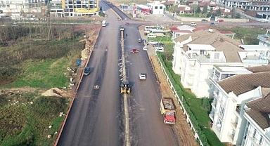 Kocaeli Büyükşehir, Kartepe'de 3 caddede birden çalışıyor