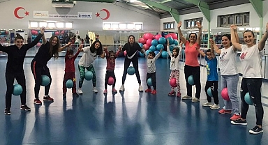 Kocaeli Büyükşehir'le 17 bin kişi zumba yaptı