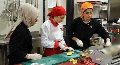 Liseli öğrenciler mutfakta döktürüyor