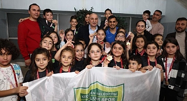 Minikler Atatürk İçin Yüzdüler