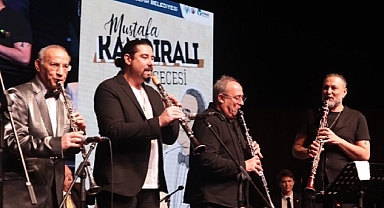 Mustafa Kandıralı’yı anma gecesinde yer yerinden oynadı