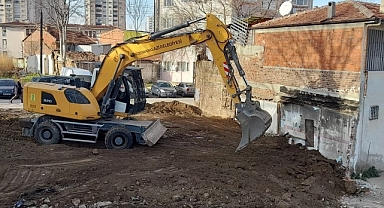 Osmangazi’de bir metruk yapı daha yıkıldı