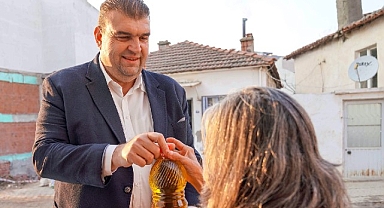 Seferihisar Belediyesi’nden dar gelirli vatandaşa zeytinyağı