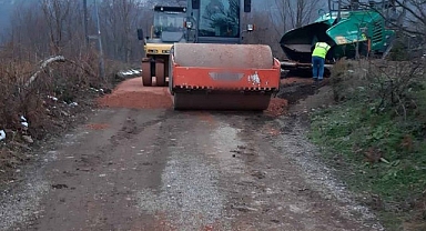 Yol Bakım Timi köy yollarını asfaltlıyor