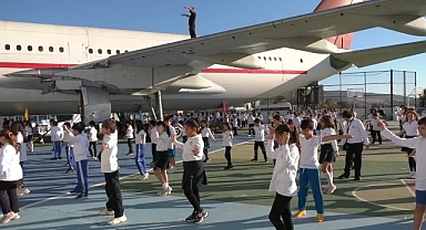 300 Öğrenci Ulu Önder Mustafa Kemal Atatürk'ün Havacılık ve Halk Oyunları İle İlgili Sözlerini Okul Bahçesindeki Uçağın Gölgesinde Yapılan Etkinlikle Öğrendi