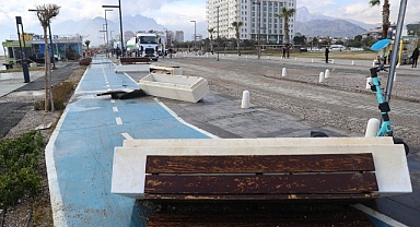 Antalya Büyükşehir fırtınanın izlerini siliyor