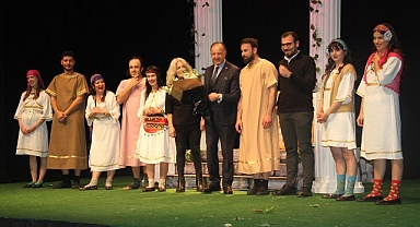 'Aşk Grevi' Oyunu 'Nilüferler Yetişiyor Eğitime Destek Fonu' İçin Sahnelendi
