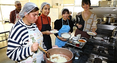 ATASEM'in mutfağında aşçı yardımcıları yetişiyor