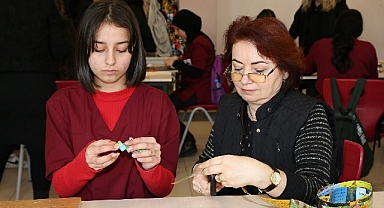 Atık kağıtlar maharetli ellerde sanata dönüştü