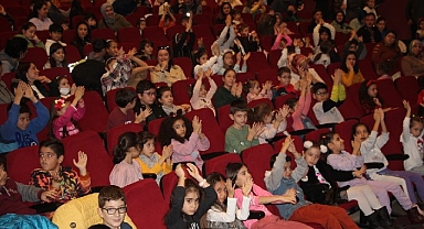 Aydın Büyükşehir Belediyesi Şehir Tiyatrosu tarafından düzenlenen “Hepimiz Biriz!” adlı oyun çocuklarla buluştu