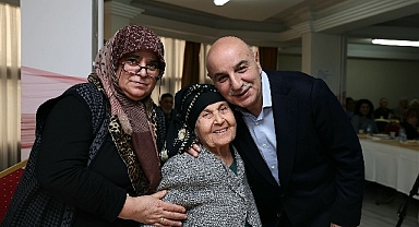 Başkan Altınok Huzurevinde Yeni Yılı Kutladı