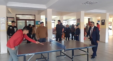 Başkan Topaloğlu, lise öğrencileriyle masa tenisi oynadı