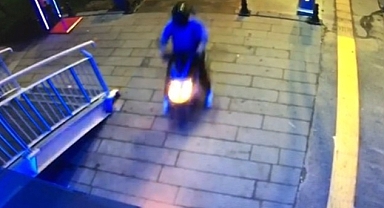 Bu kez de motosiklet ile asansöre çarptılar