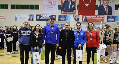 Burhaniye Belediyesi 100. Yıl Cumhuriyet Voleybol Turnuvasının Ödül Töreni Yapıldı
