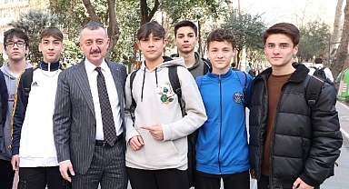 Büyükakın karne sevincine ortak oldu