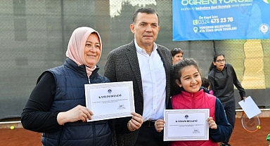 Çay saatinde tenis öğrenen 140 kadın sertifikasını aldı