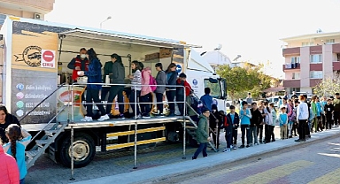 Didim Belediyesi ilçede eğitim gören öğrencilere çorba ikramında bulunarak yüzleri güldürmeye devam ediyor
