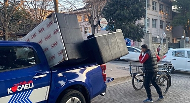 Eşya taşıyan vatandaşa Zabıta yardım etti