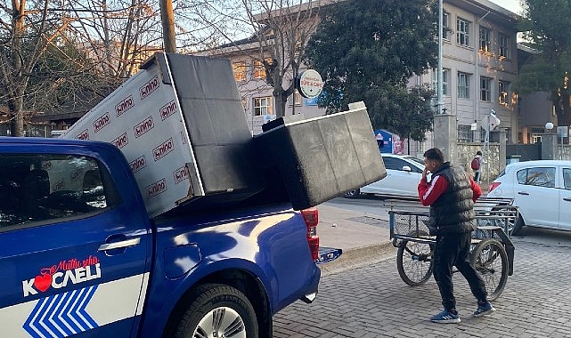 Eşya taşıyan vatandaşa Zabıta yardım etti