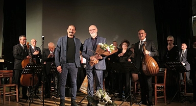 Foça Belediyesi Türk Sanat Müziği Korosu Yeni Yıl Konseri verdi.