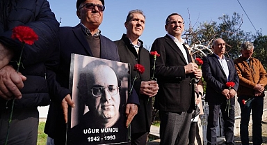 Gazeteci ve yazar Uğur Mumcu, ölümünün 30'uncu yılında çok sevdiği Ayvalık’taki evinin önünde karanfillerle anıldı