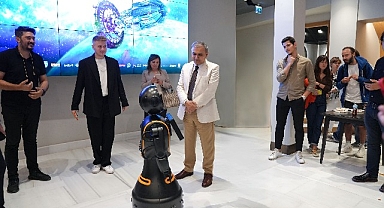Haliç Üniversitesi Rektörü Prof. Dr. Zafer Utlu, Dünyanın İlk İnsansı Robot Müzesini Ziyaret Etti