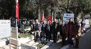 Huzurevi Sakinleri Topçu Yüzbaşı'nı Mezarı başında andı