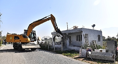 Kaçak ve metruk yapılar tek tek yıkıldı