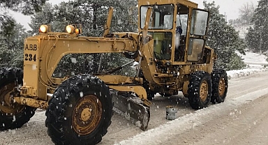 Kemer’in yüksek kesimlerinde karla kaplanan yayla yolları açılıyor