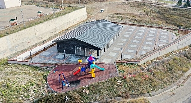 Köprü manzaralı seyir terasında kafeterya tamam