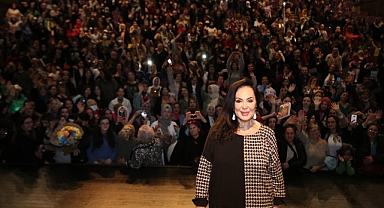 Küçükçekmece’de Türkan Şoray’a Sevgi Seli - ‘’Sultan’’ Tezahüratları İle Karşılandı: Sevginin Adı Türkan Şoray