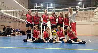 Nevşehir Belediyesi Gençlik ve Spor Kulübü Midi Kızlar Voleybol Takımı Namağlup Şampiyon