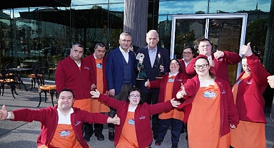 Televizyon ve Spor Dünyasının Ünlü İsimleri Ahmet Çakar ve Ertem Şener Üsküdar’da Down Sendromlu Gençlerle Buluştu