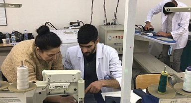 Türk ve göçmen deri dikim ve kesim operatörleri işbaşı yaptı