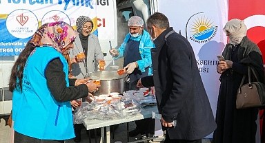 Van Büyükşehir Belediyesi Regaip Kandili dolayısıyla vatandaşlara çorba ikram etti