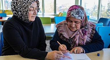 Van’lı Kadınlar Büyükşehir’le Okuma-Yazma Öğreniyor