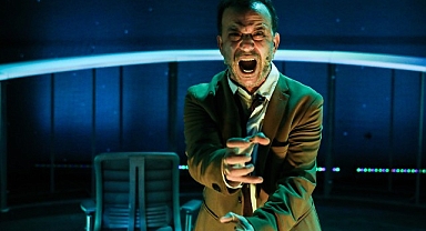 Zorlu PSM Prodüksiyonu “Kibritin Ucunda” Rıza Kocaoğlu’nun Performansıyla Ayakta Alkışlandı!