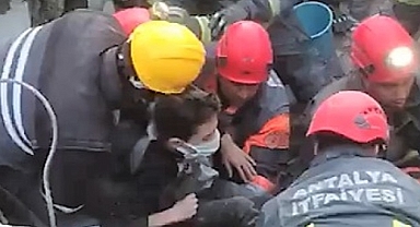 14 yaşındaki Mahmut 86. saatte enkazdan sağ çıkarıldı
