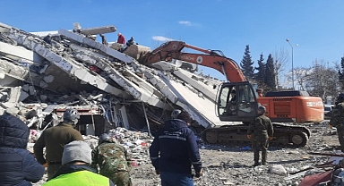 7 kişiyi enkaz altından çıkarıldı
