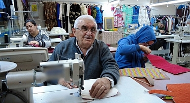 76 yaşında azmi ve güler yüzüyle engellilere moral oluyor