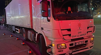 AK Parti Konak İlçe Teşkilatı, depremin yıktığı Hatay’a yardım TIR’ı yolladı.