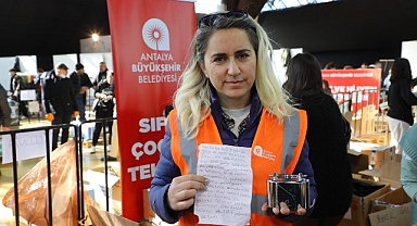 Antalya Büyükşehir Afet Merkezi’ne bırakılan yardımlar arasında bulunan kumbaralar içleri ısıttı