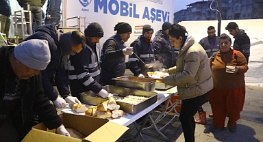 Antalya Büyükşehir Belediyesi 10 gündür depremzedelerin yanında