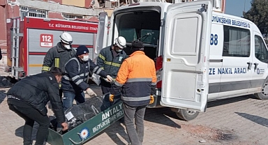 Antalya Büyükşehir Belediyesi Hatay'da cenazeleri defnediyor