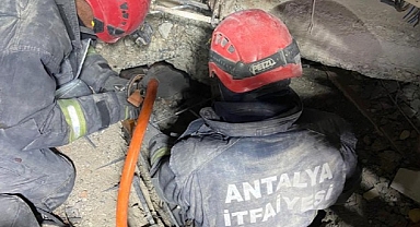 Antalya Büyükşehir Belediyesi İtfaiyesi Kahramanmaraş'ta mucizevi bir kurtarışa imza attı